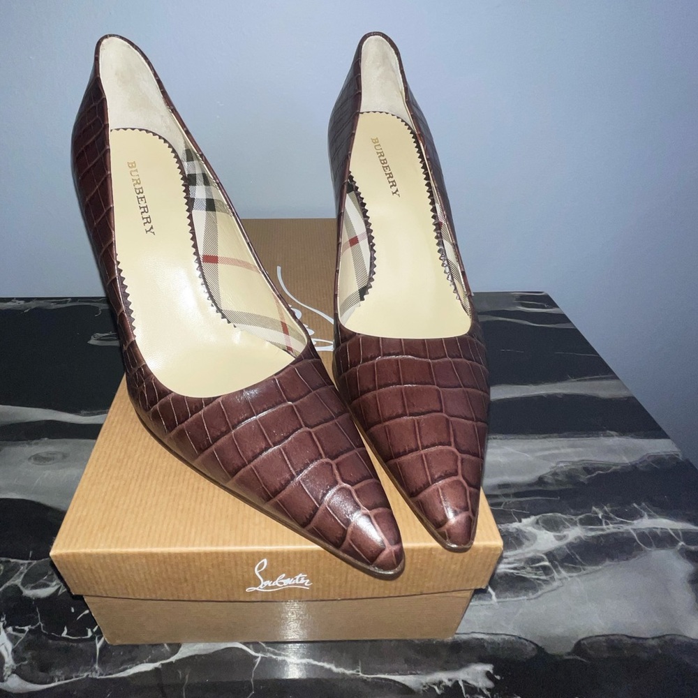 BURBERRY NWT Brown Croc Leather Pumps